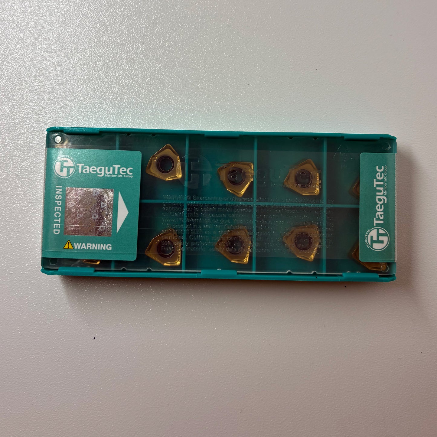 Detalle del filo de corte plaquita Taegutec 6NGU 060408R-M TT9080 para fresado de acero e inoxidable